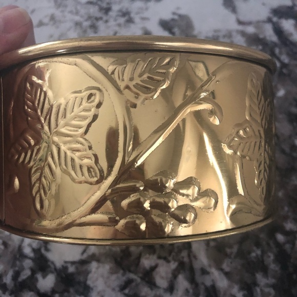 Hosley Laquered Brass Planter 6 1/2” x 3” Embossed Leaf & Vine Design - India - Picture 2 of 13